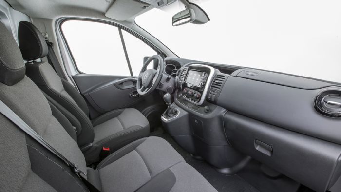 Ευρύχωρο, εργονομικό και με πλούσιο εξοπλισμό άνεσης και ασφάλειας το εσωτερικό της καμπίνας του Opel Vivaro. 