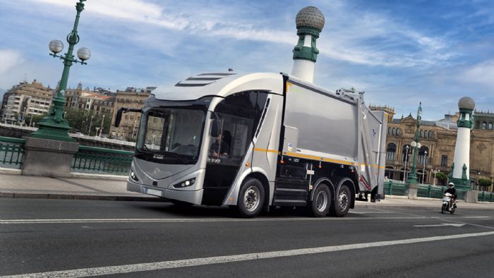 Το (4x2 και 6x2) φορτηγό Irizar ie διαθέτει μια ηλεκτρική γραμμή κίνησης ισχύος 230 kW (308 hp), η οποία τροφοδοτείται με ενέργεια από μπαταρίες χωρητικότητας 120 kWh, που του προσδίδουν αυτονομία 200