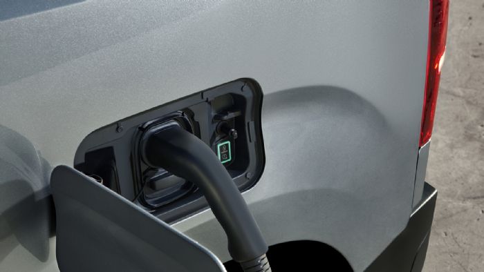 Το Fiat E-Doblo μπορεί να φορτίσει την μπαταρία των 50kWh σε παροχές DC (100kW) σε μόλις 30 λεπτά για το 20% - 80% της χωρητικότητας της. 