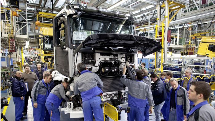 Η έλλειψη τσιπ επηρεάζει την παραγωγή και συνεπακόλουθα τις πωλήσεις επαγγελματικών οχημάτων. Τον Σεπτέμβριο η ζήτηση για νέα βαρέα φορτηγά στην ΕΕ μειώθηκε τον κατά 1,8% και αυτή των μεσαίων φορτηγών