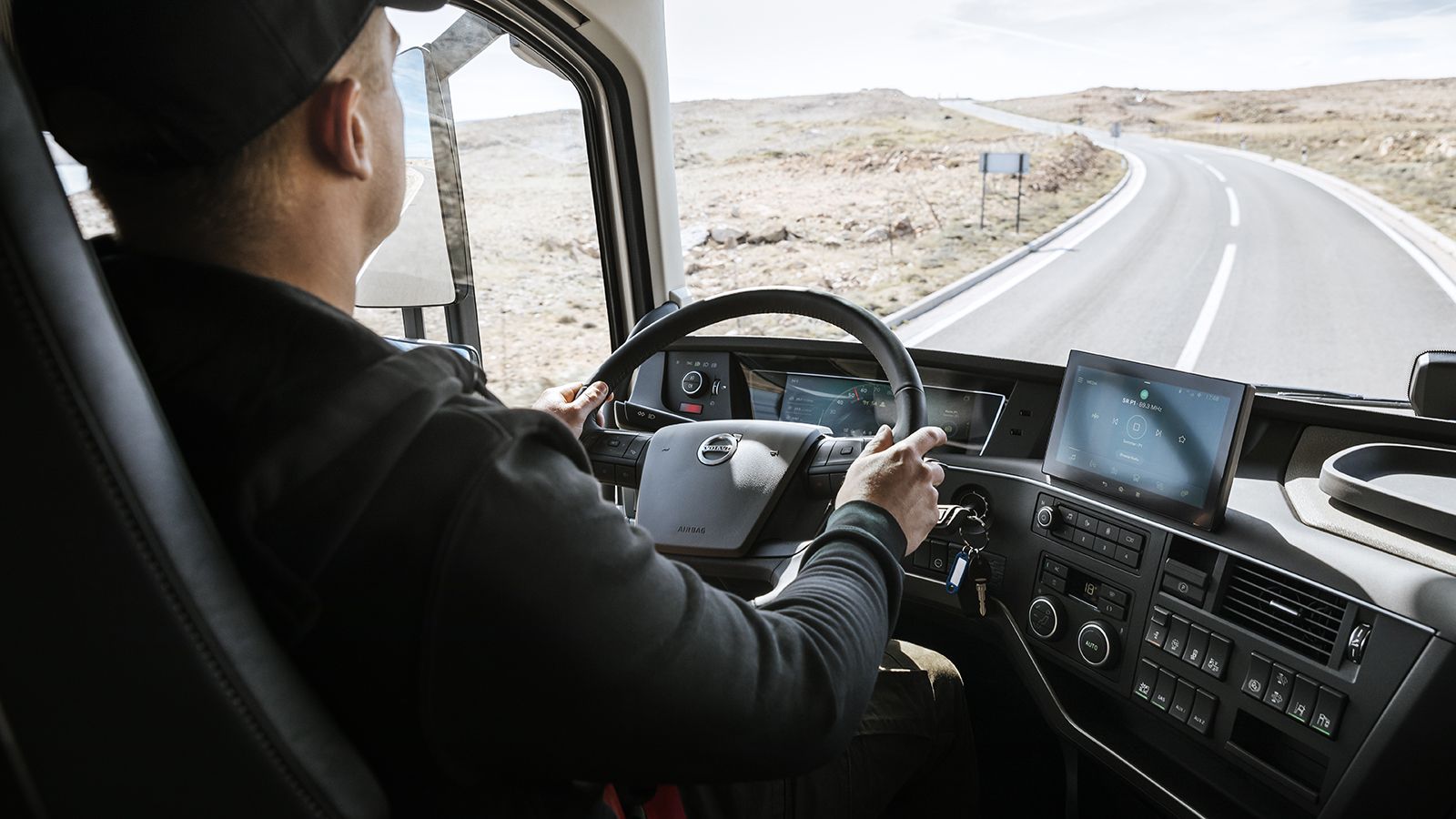 Κορυφαίος σε αισθητική, ποιότητα κατασκευής και τεχνολογικό υπόβαθρο, ο χώρος… εργασίας για τον οδηγό στα νέα Volvo FH.