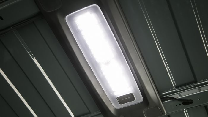 … λυχνίες LED αναλαμβάνουν τον –βελτιωμένο- φωτισμό του χώρου φόρτωσης. 