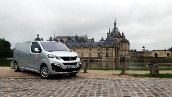Το νέο Peugeot Expert εμφανίζεται σημαντικά αναβαθμισμένο σε όλους τους τομείς και διακρίνεται για την καλαίσθητη σχεδίαση του αμαξώματος του.