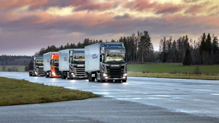 Η Scania συνεχίζει σε αμείωτους ρυθμούς τις δοκιμές εξέλιξης της διαδικασίας platooning για τα φορτηγά οχήματα της.