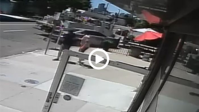 VIDEO: φορτηγό πετάει ΙΧ πάνω σε πεζούς