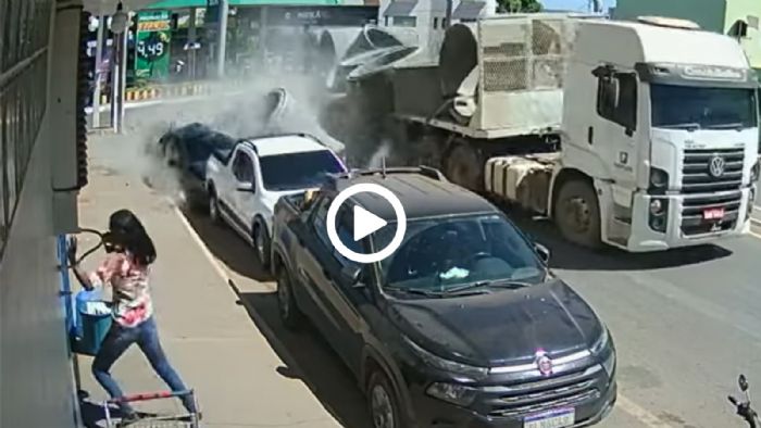 VIDEO: φορτηγό «τσιμεντώνει» παρκαρισμένα ΙΧ