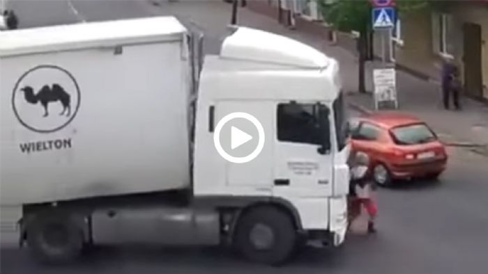 VIDEO: φορτηγό «καταπίνει» πεζό!