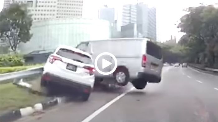 VIDEO: Van καρφώνει SUV στις μπαριέρες