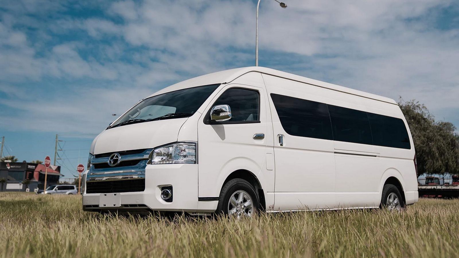Joylong E6 ονομάζεται η μεταμόρφωση του Toyota Hiace 5ης γενιάς σε ένα ηλεκτρικό mini-bus.