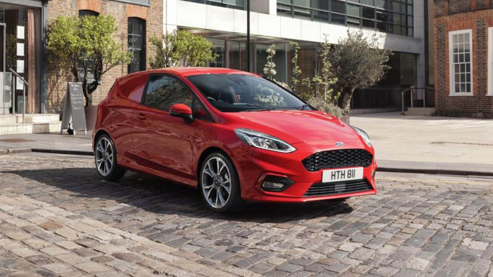 Το νέο μοντέλο αντλεί ισχύ από μία γκάμα αποδοτικών κινητήρων με δύο βενζινοκινητήρες – 3κύλινδρο 1.1L 85 ίππων και 1.0L EcoBoost 125 ίππων R