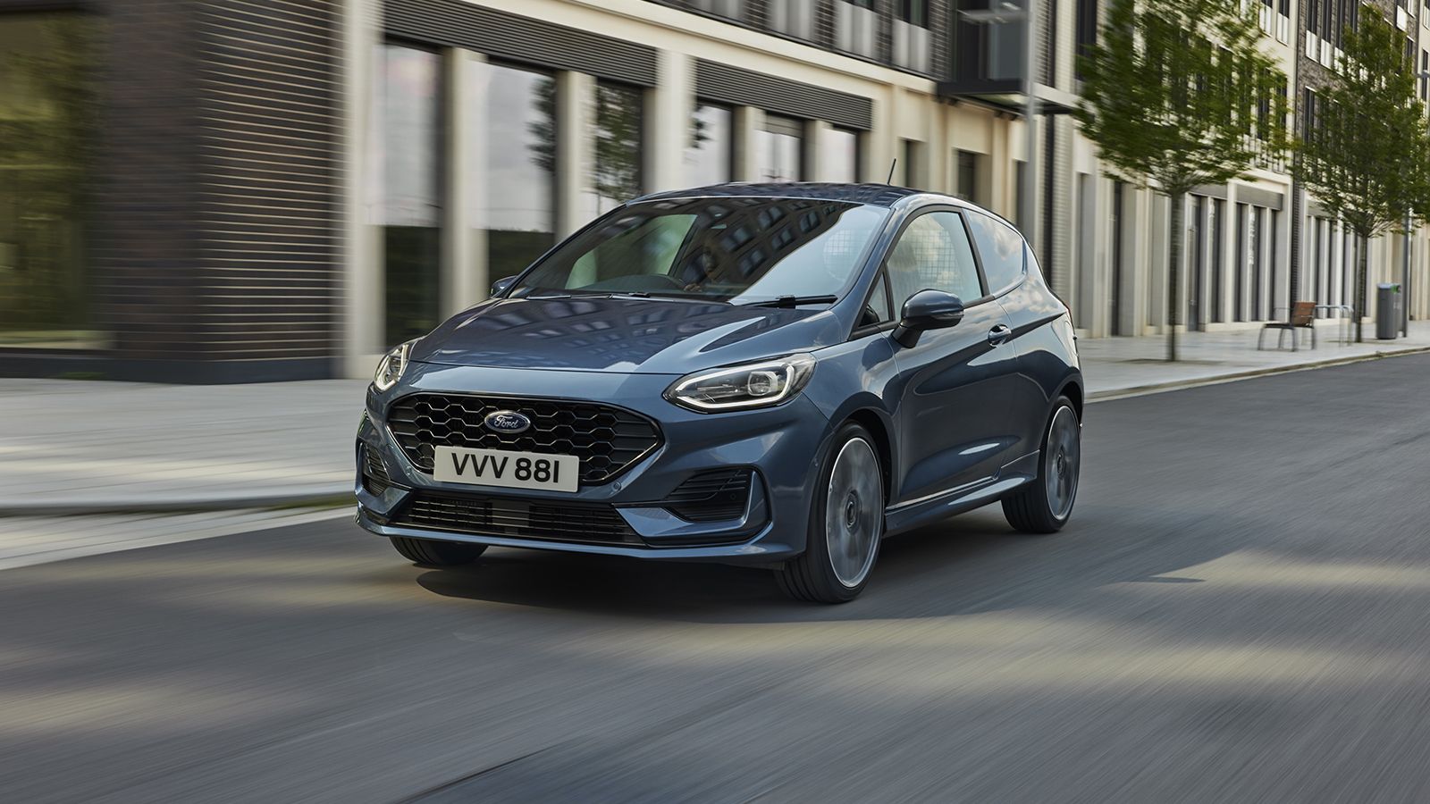 Με αισθητικές πινελιές, περισσότερα συστήματα υποβοήθησης οδηγού και -κυρίως- με ήπια υβριδική έκδοση λανσάρεται το νέο Ford Fiesta Van.