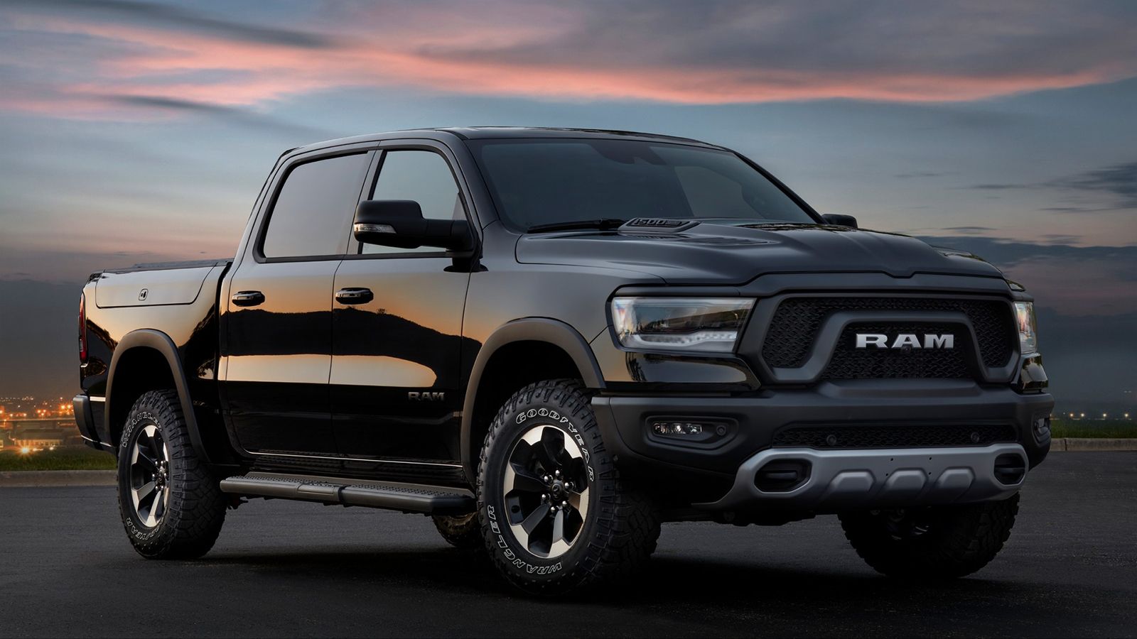 Πληθωρικές οι νέες εκδόσεις του Ram 1500. Στη φωτό η Laramie G/T.