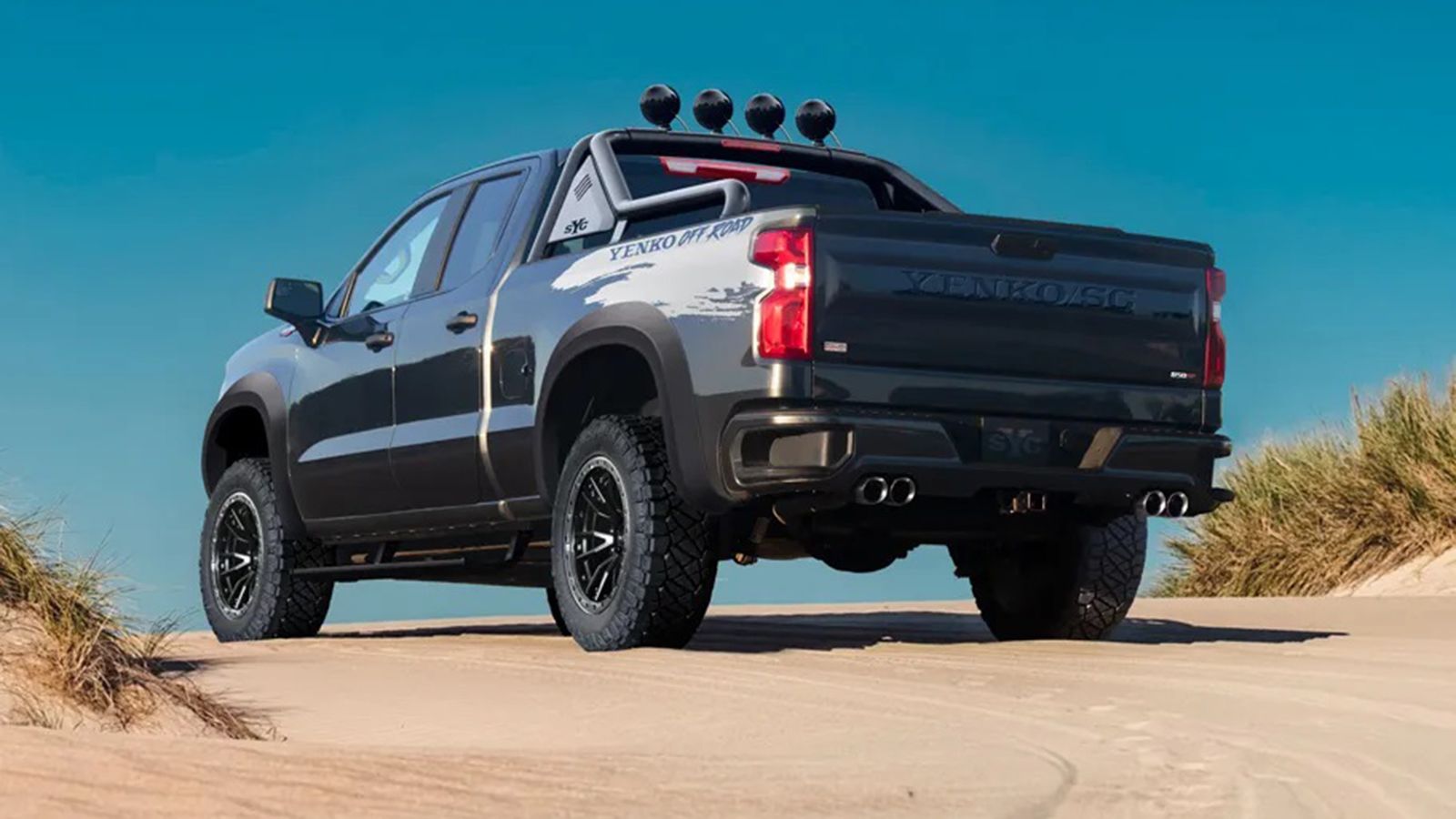 To Yenko/SC Silverado Off Road διαθέτει 20x10 τροχούς 12 ακτινών να φέρουν 6πίστονες κόκκινες δαγκάνες της Brembo (μπροστά) και «φοράνε» off-road ελασ