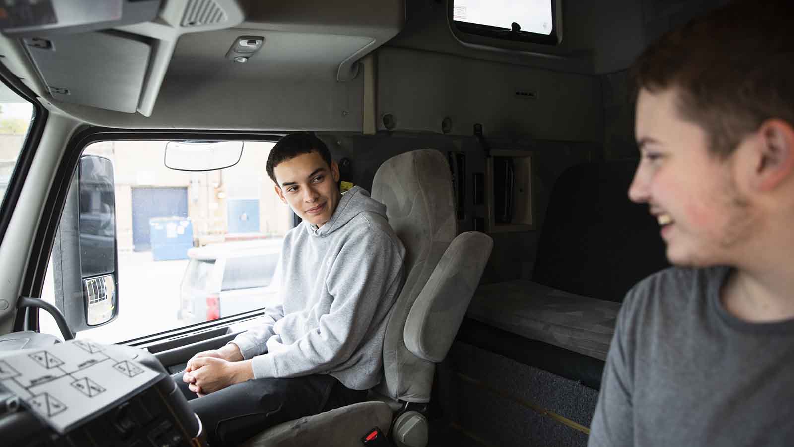 Πόσο πιο επικίνδυνοι είναι οι νεαροί οδηγοί βαρέων οχημάτων;