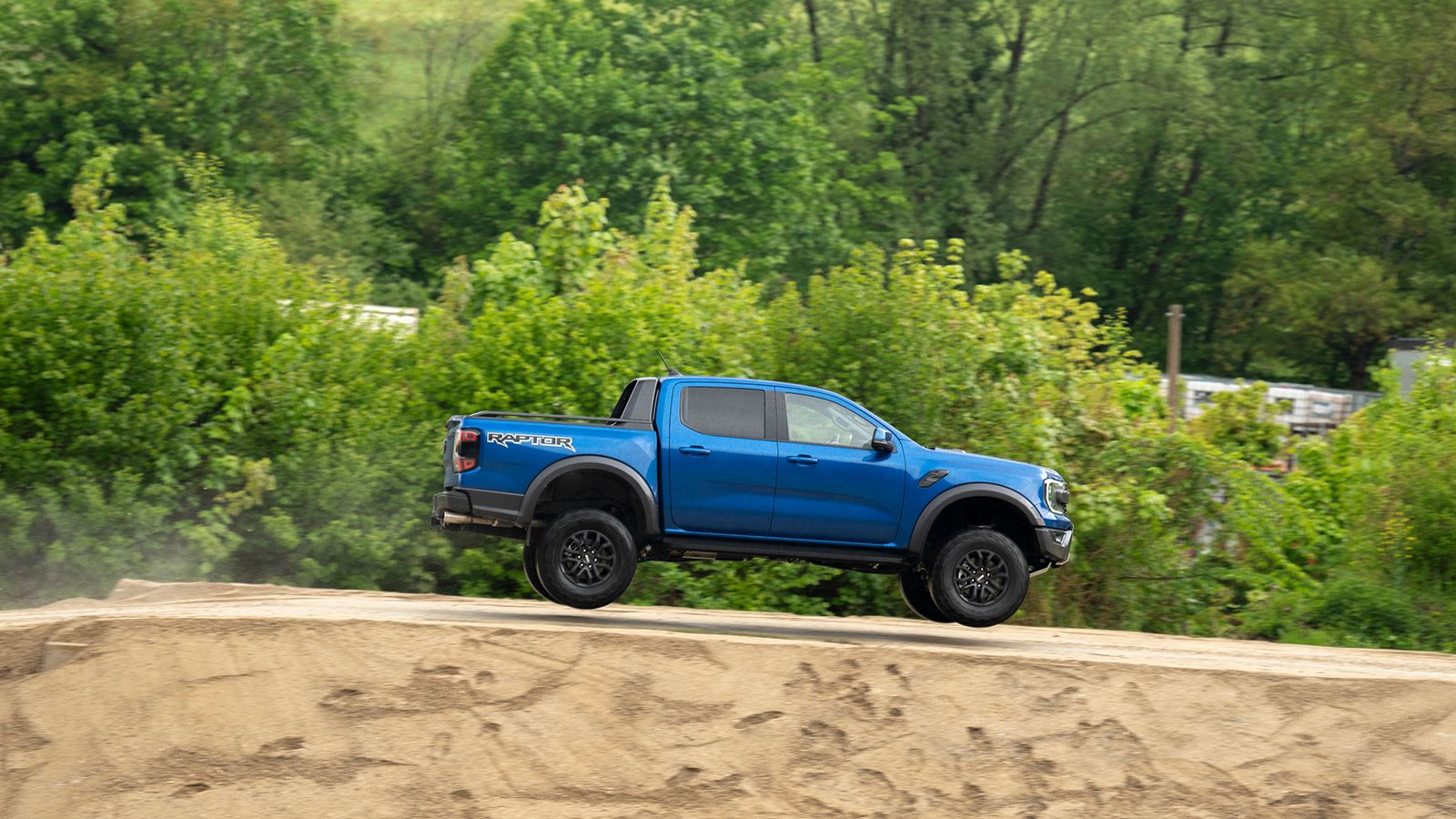 Ford Ranger Raptor: Το «αγροτικό» που… απογειώνεται στον αέρα!