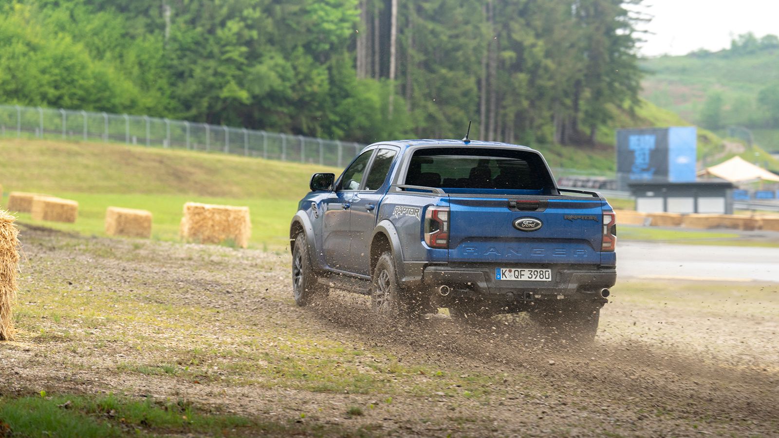 Ford Ranger Raptor: Το «αγροτικό» που… απογειώνεται στον αέρα!