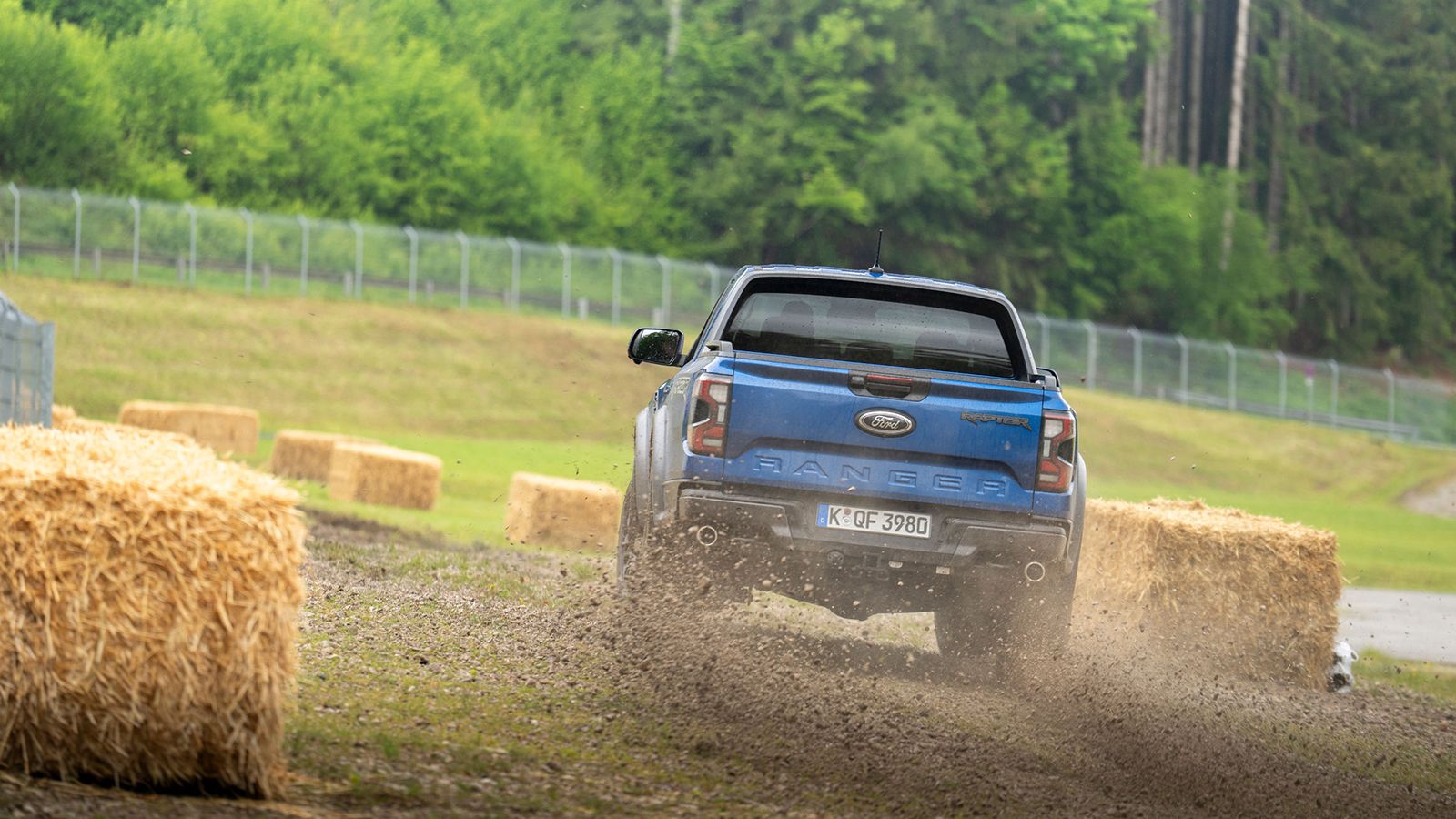 Ford Ranger Raptor: Το «αγροτικό» που… απογειώνεται στον αέρα!