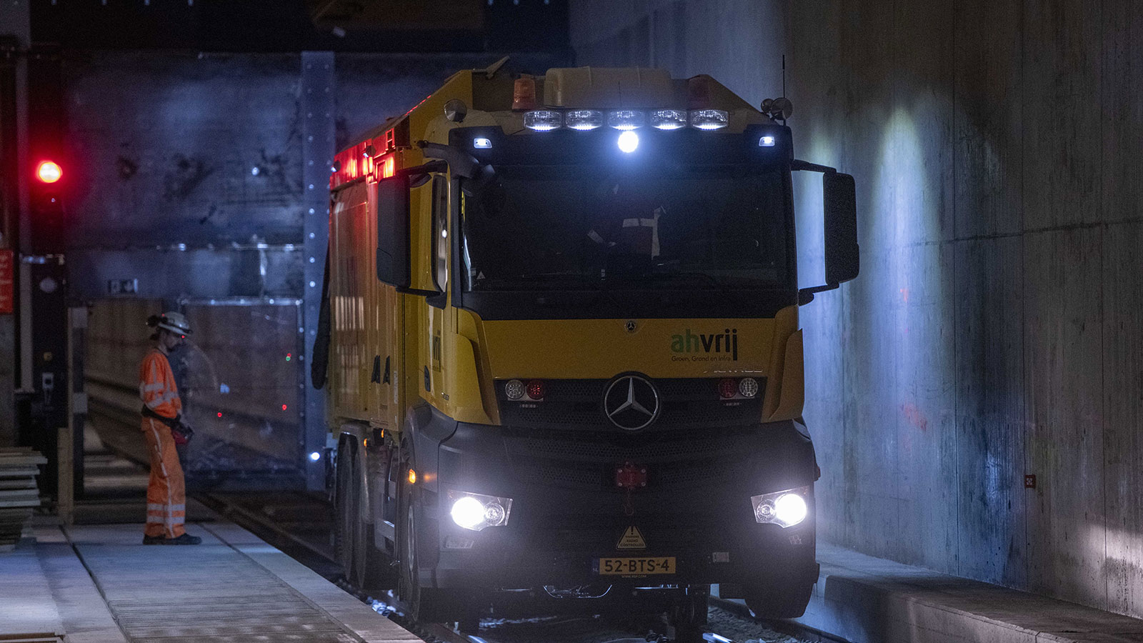 Mercedes φορτηγό καθαρίζει ράγες… σαν τεράστια ηλεκτρική σκούπα