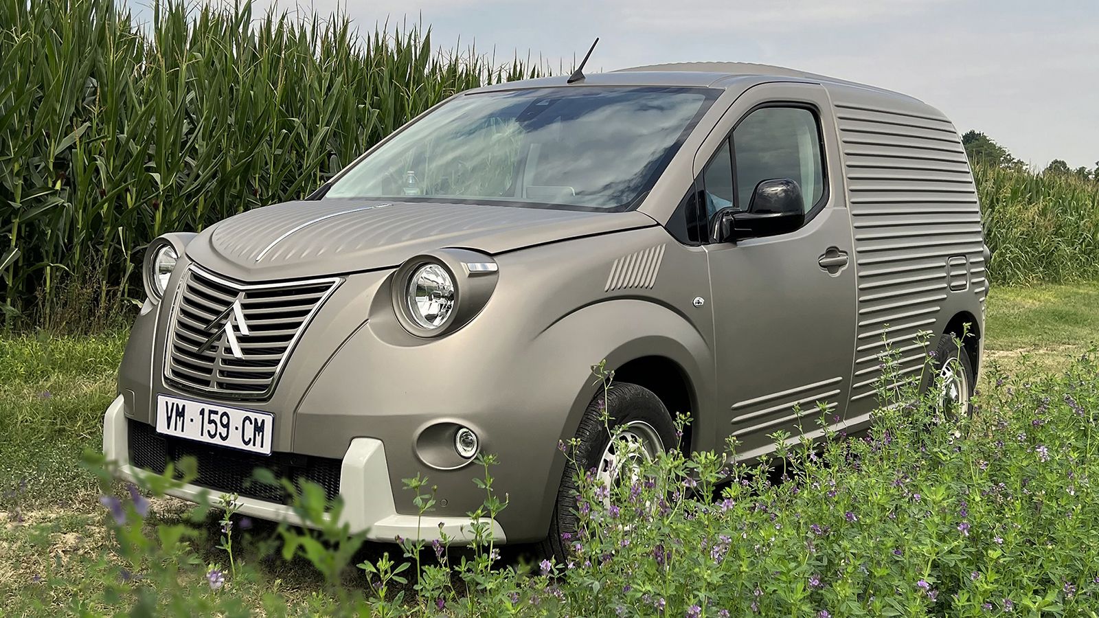 Το Berlingo 2CV Fourgonnette Caselani επαναφέρει λίγη από την αίγλη της Citroen από τη δεκαετία του 1950 στο σήμερα.