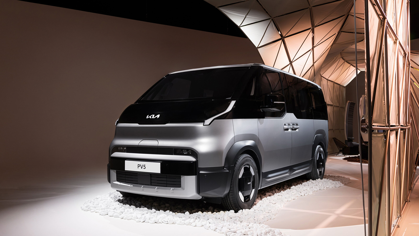 Η KIA κάνει… μόστρα την πολυχρηστικότητα των PB Vans μοντέλων της!