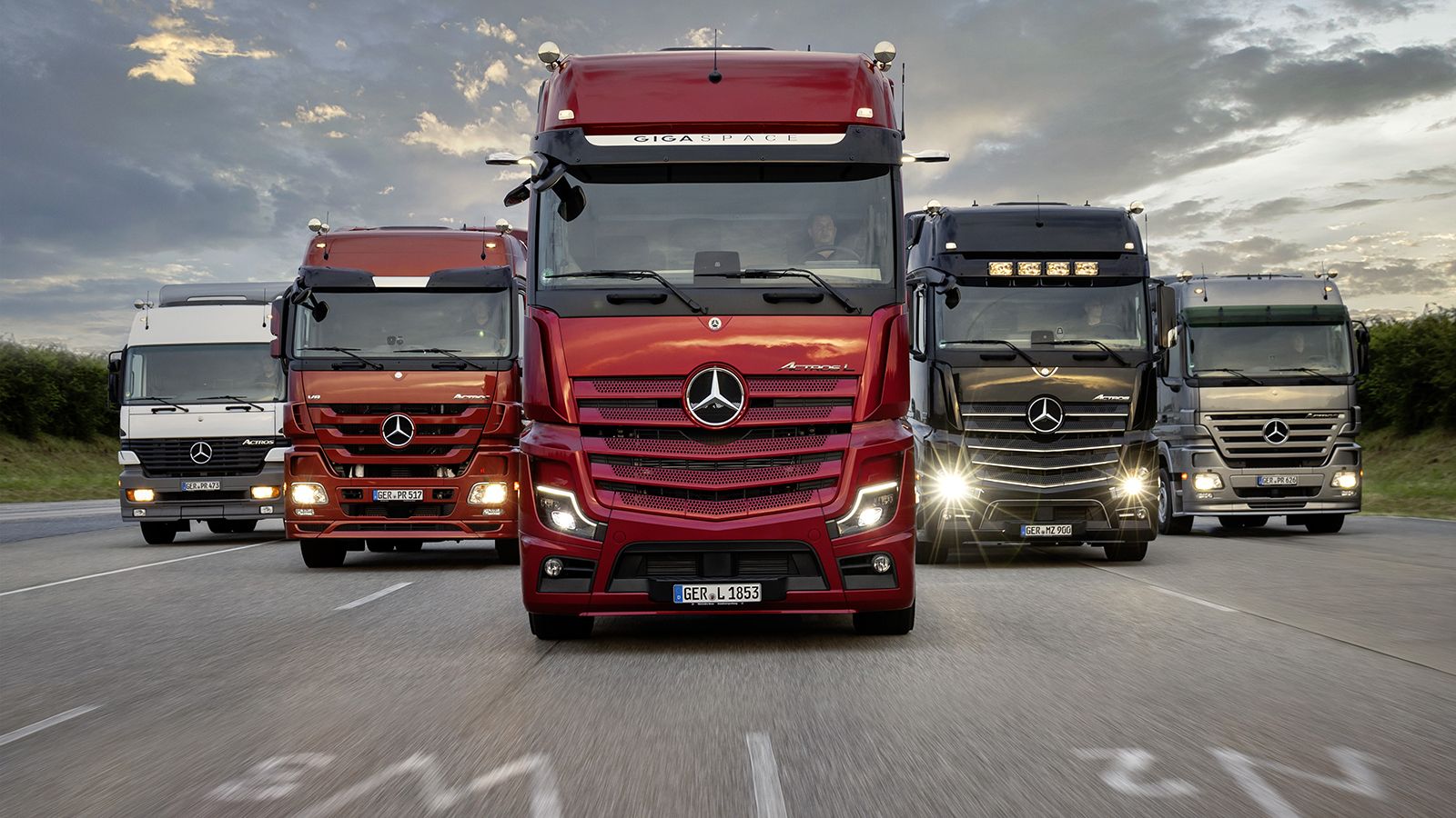 Το 1ο Actros λανσαρίστηκε το 1996, όταν η Mercedes-Benz γιόρταζε τα 100 χρόνια από τότε που Gottlieb Daimler κατασκεύασε το πρώτο φορτηγό της ιστορίας