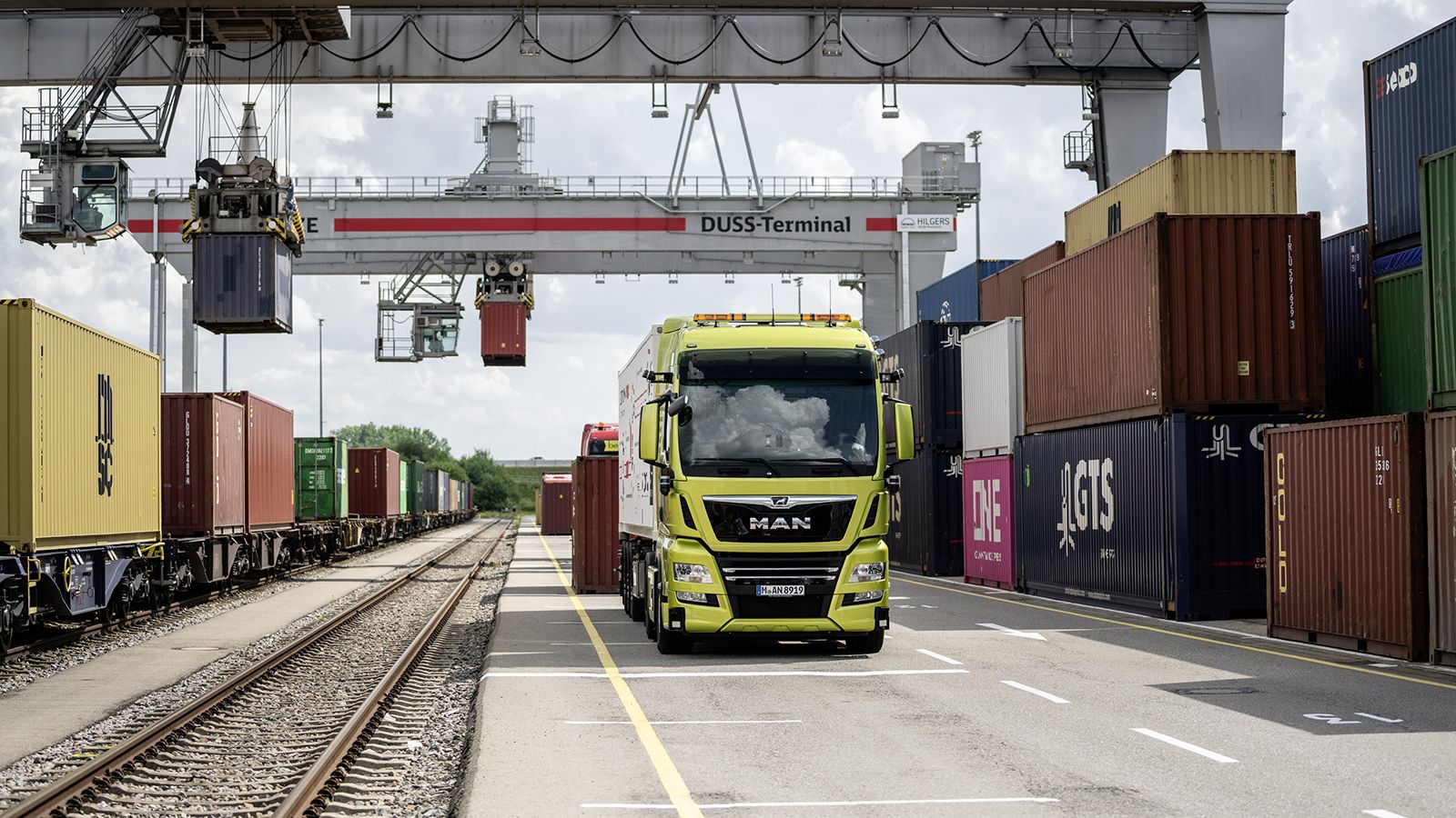 Η ΜΑΝ (φωτό) και η Volvo συμμετέχουν σε πιλοτικά προγράμματα εξέλιξης της αυτόνομης μεταφοράς αγαθών εντός τερματικών σταθμών.