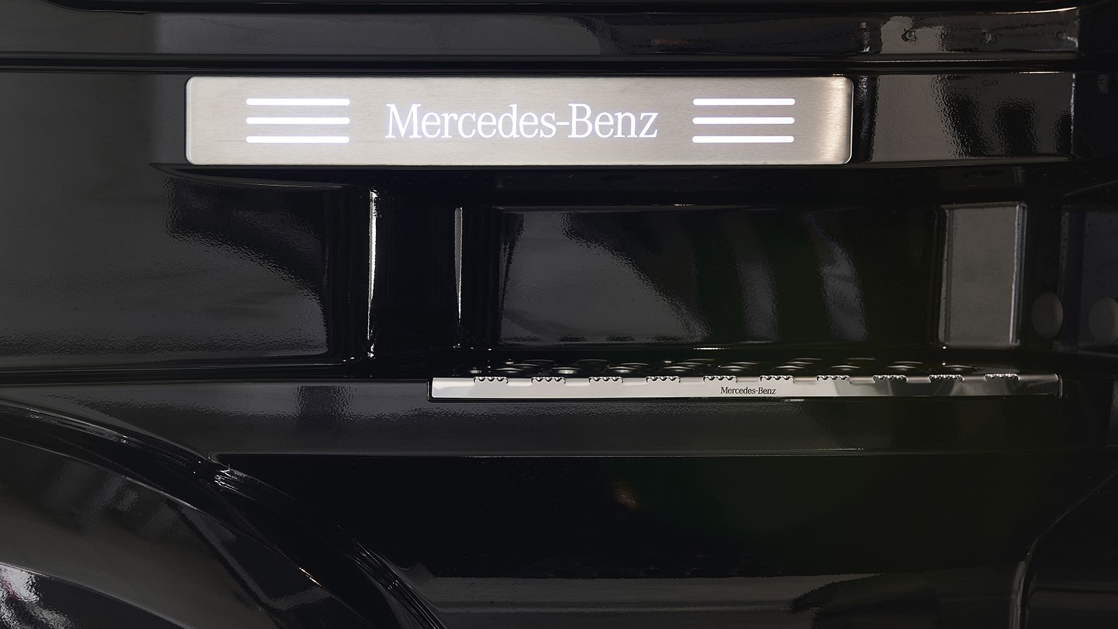 Τα φωτεινά μαρσπιέ με τα σήματα της Mercedes-Benz και τα σκαλοπάτια από ανοξείδωτο χάλυβα στην πλευρά του οδηγού και του συνοδηγού.