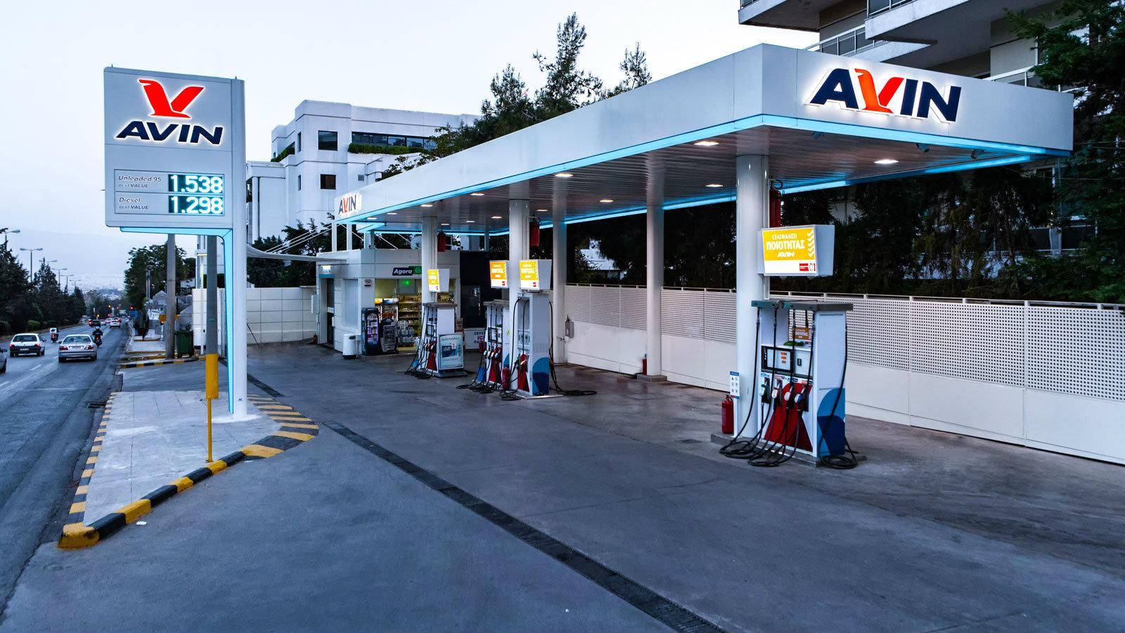 Πλήρως ανανεωμένος είναι ο σχεδιασμός των πρατηρίων της Avin, με το «φρέσκο» λογότυπο να βρίσκεται σε πρώτο πλάνο.