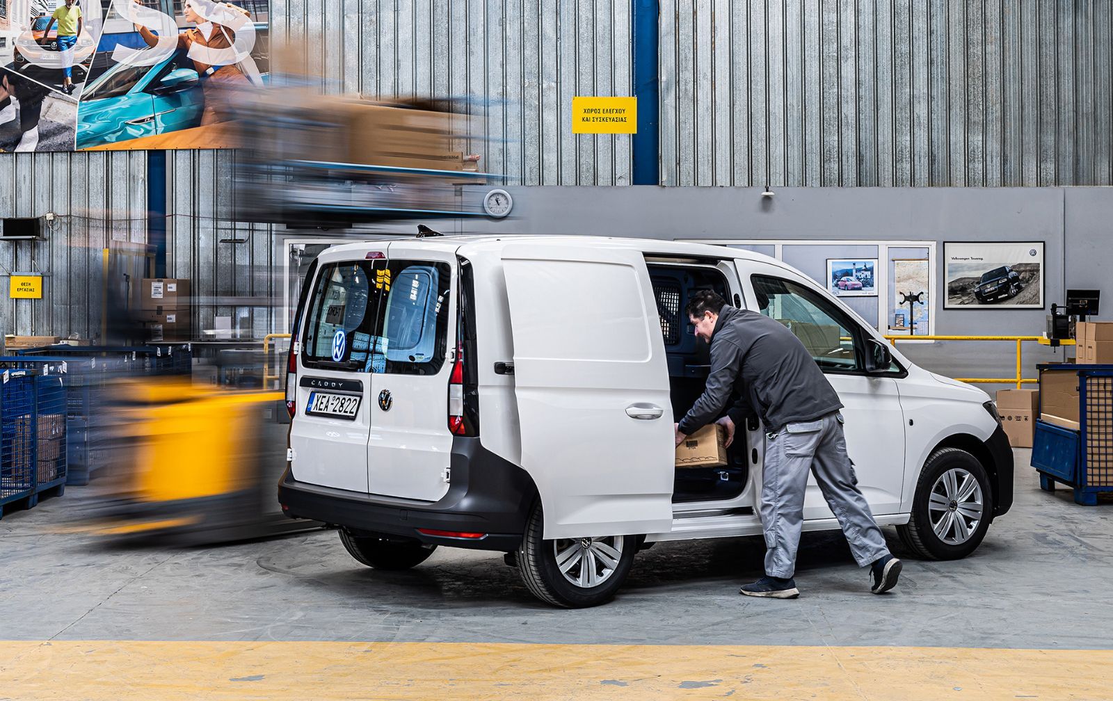Στο Caddy Van Maxi η μία από τις παλέτες μπορεί να φορτωθεί και μέσω των πλευρικών συρόμενων θυρών, το άνοιγμα των οποίων είναι στα 840 χλστ.