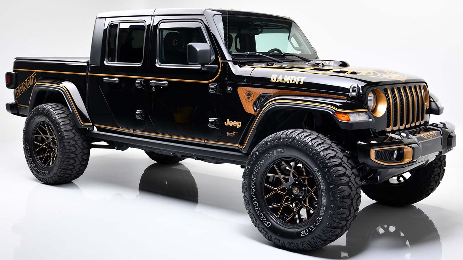 Για 71 χιλ. ευρώ πωλήθηκε το Jeep Gladiator «Bandit Outlaw Edition» που αποτελεί φόρο τιμής στην ταινία «Smokey And The Bandit» του 1977.