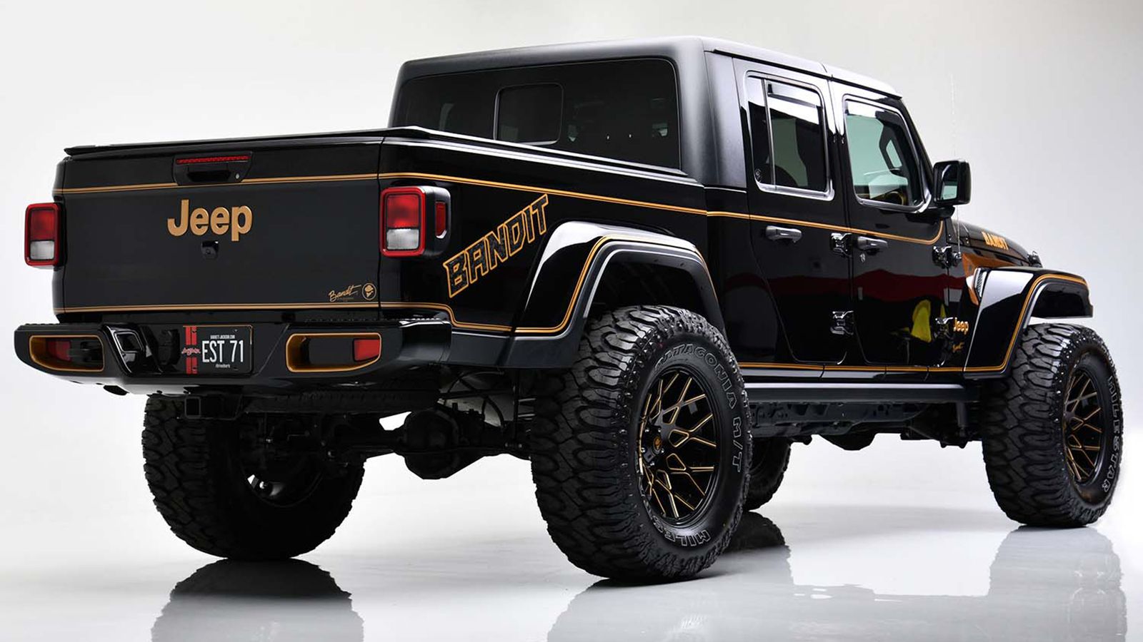 Η σπέσιαλ έκδοση του Pick-Up της Jeep δημιουργήθηκε σε 10 μονάδες και μιμείται την Pontiac Trans Am του Μπαρτ Ρέινολντς στην ταινία. 