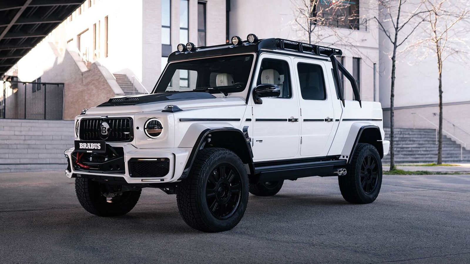 Μεγάλωσε κατά 500 χλστ. το BRABUS 800 XLP Superwhite σε σχέση με τη Mercedes-AMG G 63, ώστε να αποκτήσει καρότσα. 