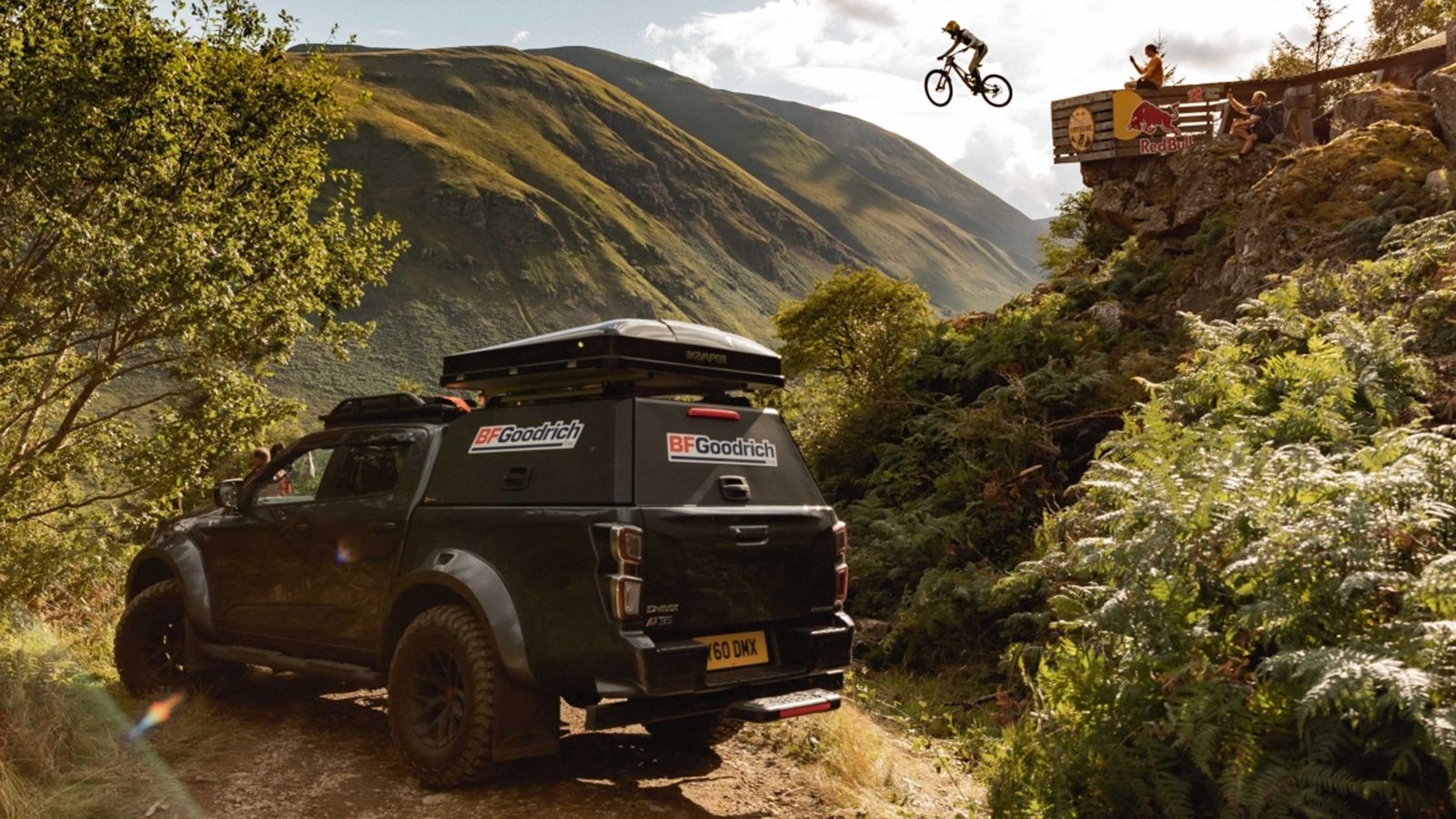 Όχημα υποστήριξης στον αγώνα ορεινής ποδηλασίας «Red Bull Hardline», αποτέλεσε το Isuzu D-Max Arctic Trucks AT35 Basecamp.