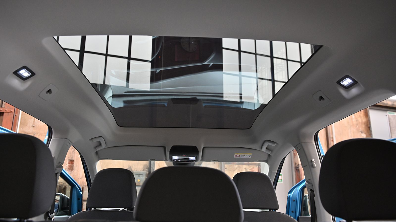 Χάρη στο σεβαστό μέγεθός της (μήκος 1.386 χλστ. και πλάτος 1.028 χλστ.) η γυάλινη οροφή εκτείνεται πίσω από τη δεύτερη σειρά καθισμάτων μέχρι την τρίτ