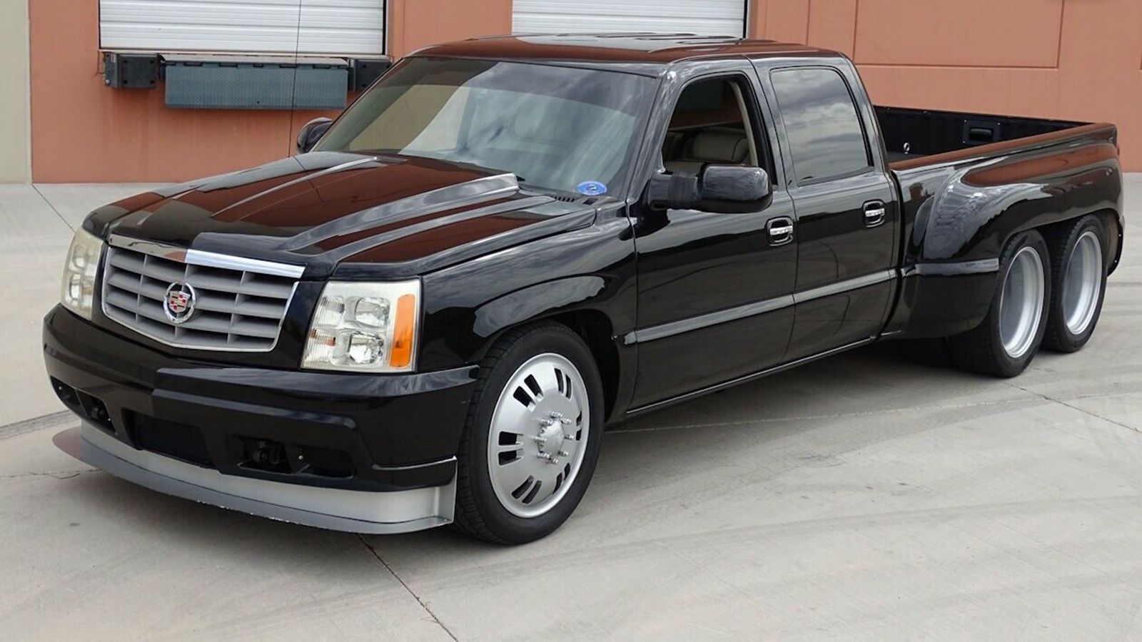Μην σας μπερδεύει η μάσκα της Cadillac. Πρόκειται για ένα βαριά πειραγμένο, τριαξονικό Chevrolet Silverado του 2004.
