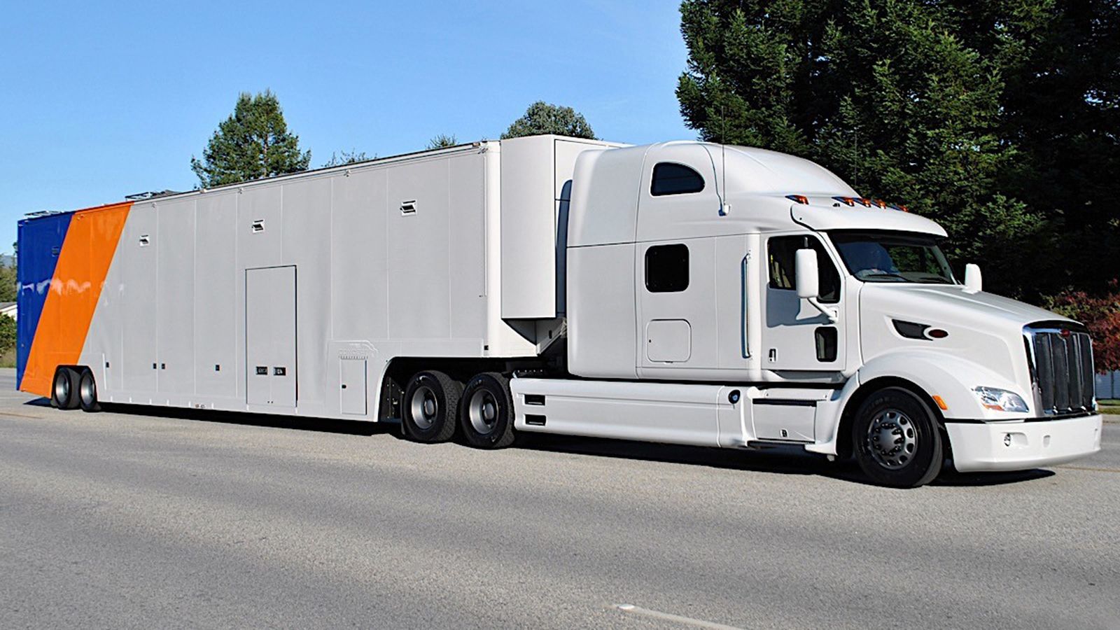 Το «Concept Transporter» είναι μια μοναδική αυτοκινητάμαξα που δημιούργησε η αμερικάνικη εταιρεία Canepa και η οποία βρίσκεται προς πώληση.