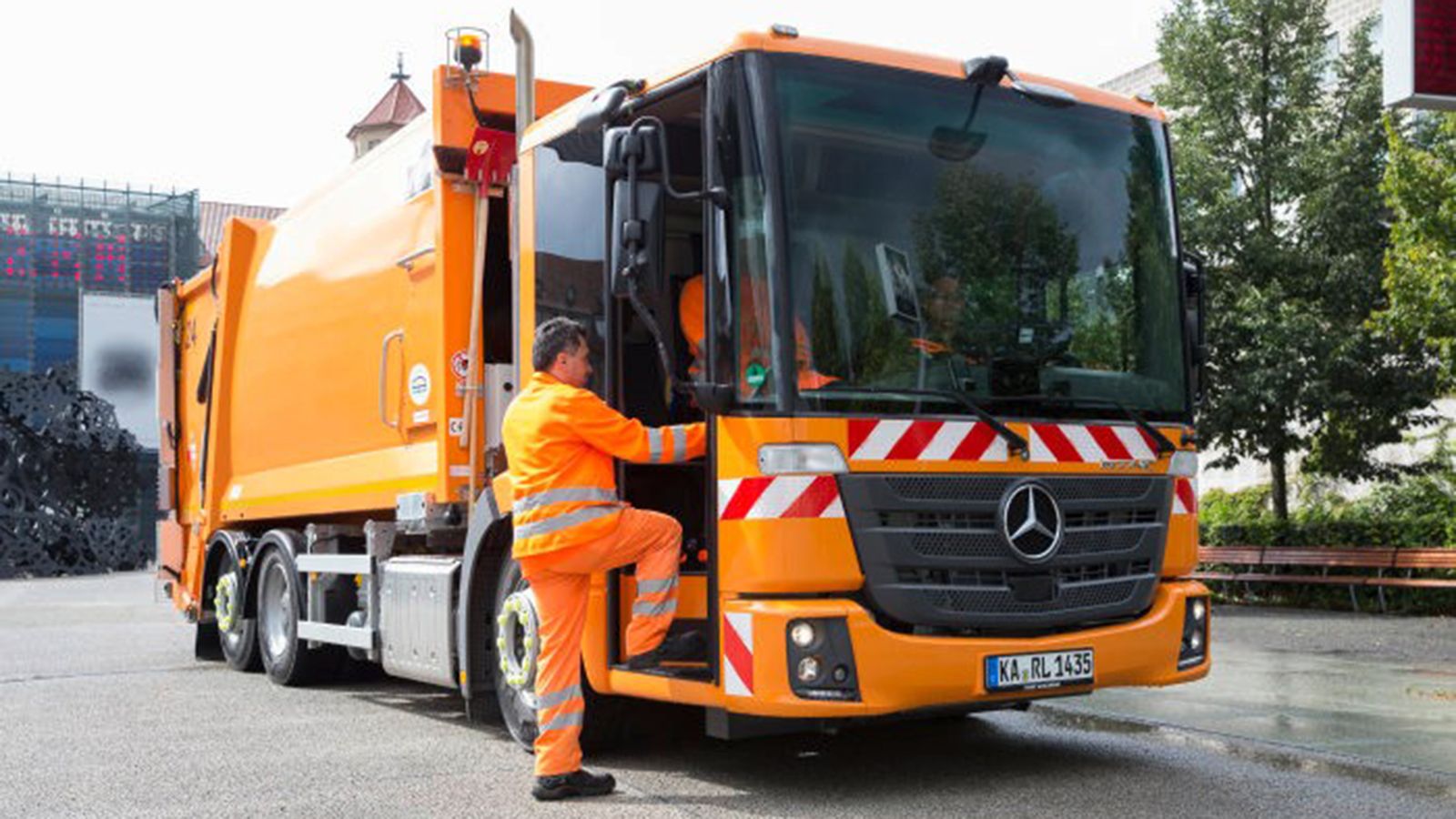 Με δύο νέα συστήματα ασφαλείας το Mercedes Econic