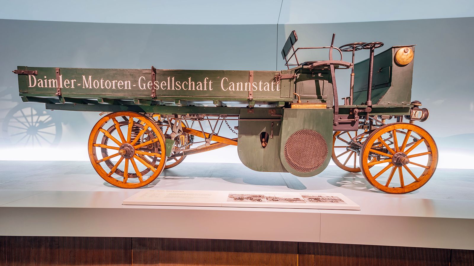 Το Daimler Motor-Lastwagen του 1898 κοσμεί με την παρουσία του το μουσείο της Mercedes-Benz και αποτελεί το παλαιότερο φορτηγό του κόσμου που διασώζετ