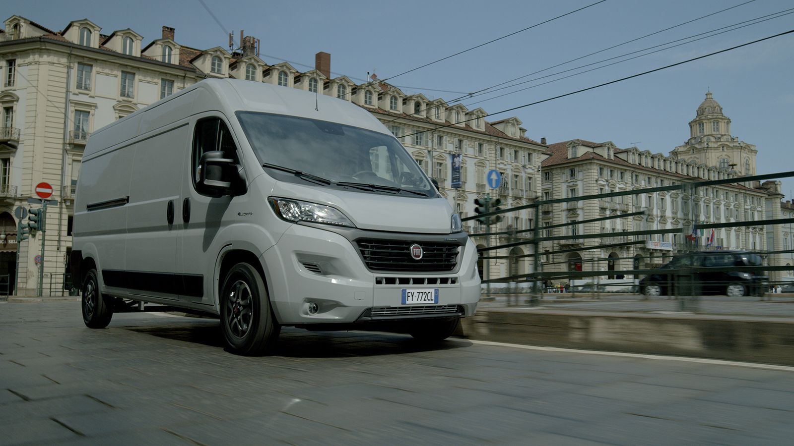 Το E-Ducato είναι ήδη διαθέσιμο για παραγγελίες στην Ελληνική αγορά. Οι τιμές αγοράς ξεκινούν από τις 48.710 ευρώ πλέον Φ.Π.Α. 24%.