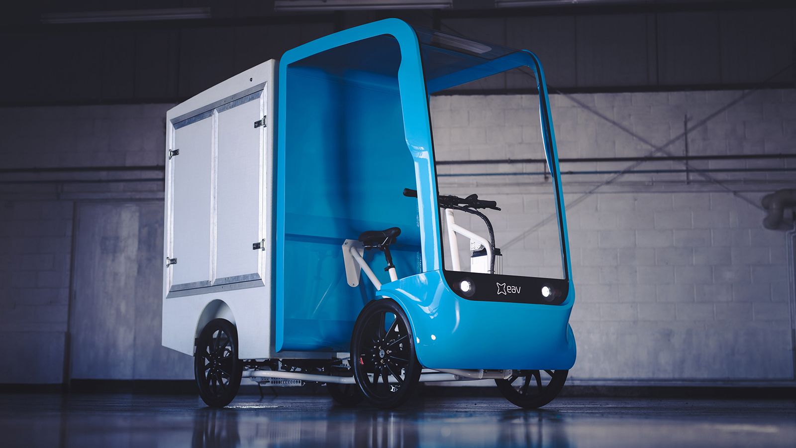 Το eCargo της EAV είναι ένα ηλεκτροκίνητο –τετράτροχο- ποδήλατο που είναι σε θέση να καλύψει με άνεση πλήθος ενδοαστικών μεταφορών προϊόντων. 