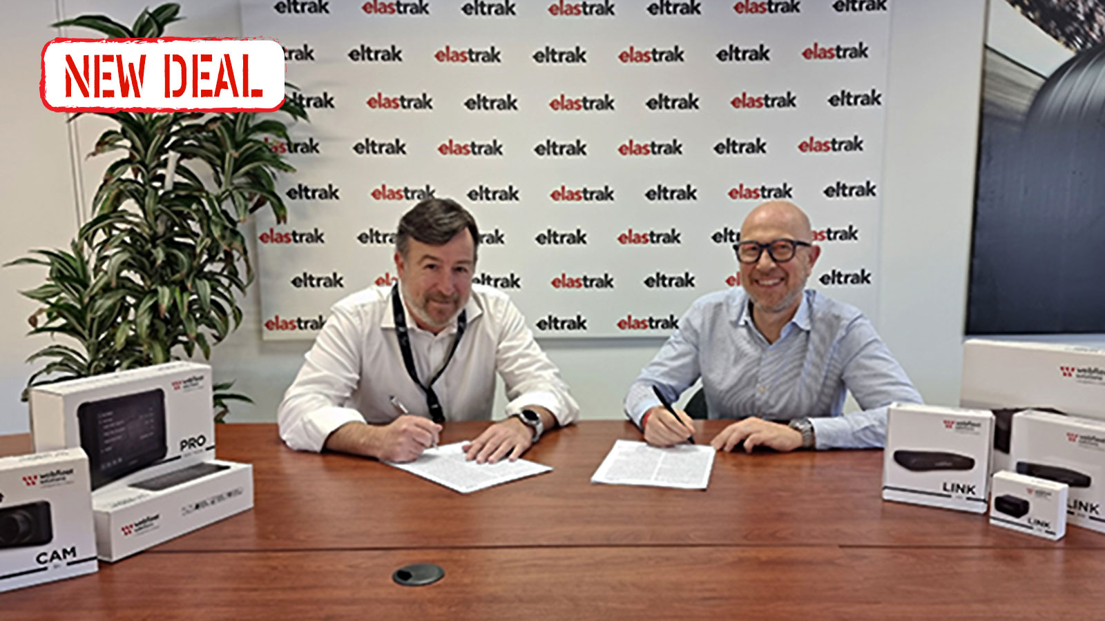 (Από δεξιά προς αριστερά) Ο κος Marco Federzoni, Sales Director Bridgestone Webfleet Solutions Italy and South Region και ο κος Παναγιώτης Διαμαντόπου