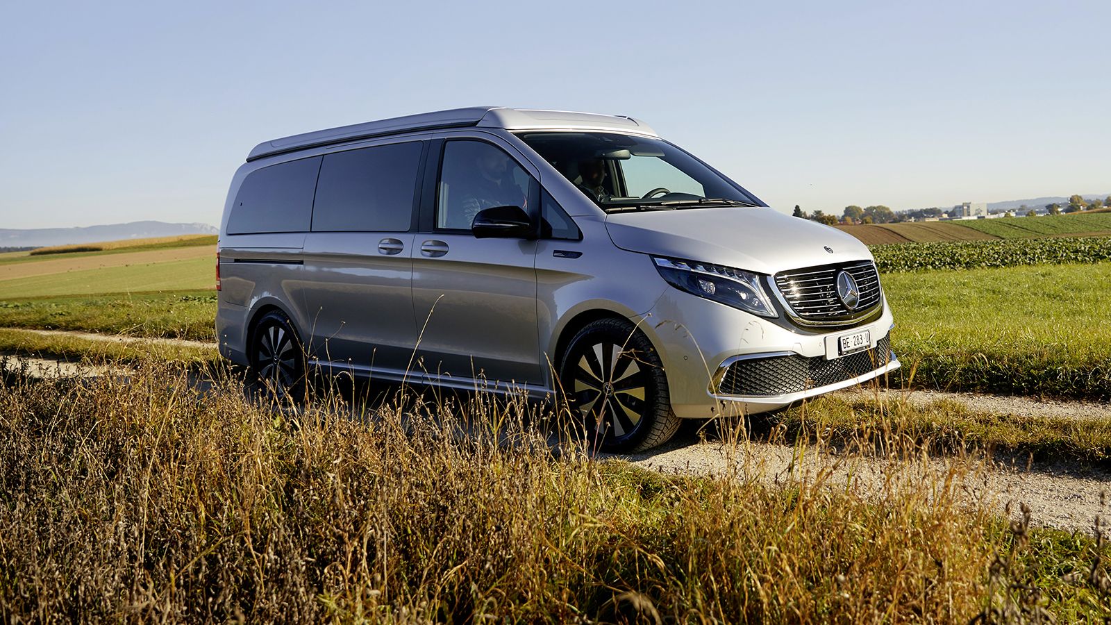 Η Mercedes-Benz Vans προσφέρει το EQV σε δύο εκδόσεις μπαταρίας χωρητικότητας 60 ή 90 kWh, τις EQV 250 και EQV 300 αντίστοιχα, οι οποίες διατίθενται σ