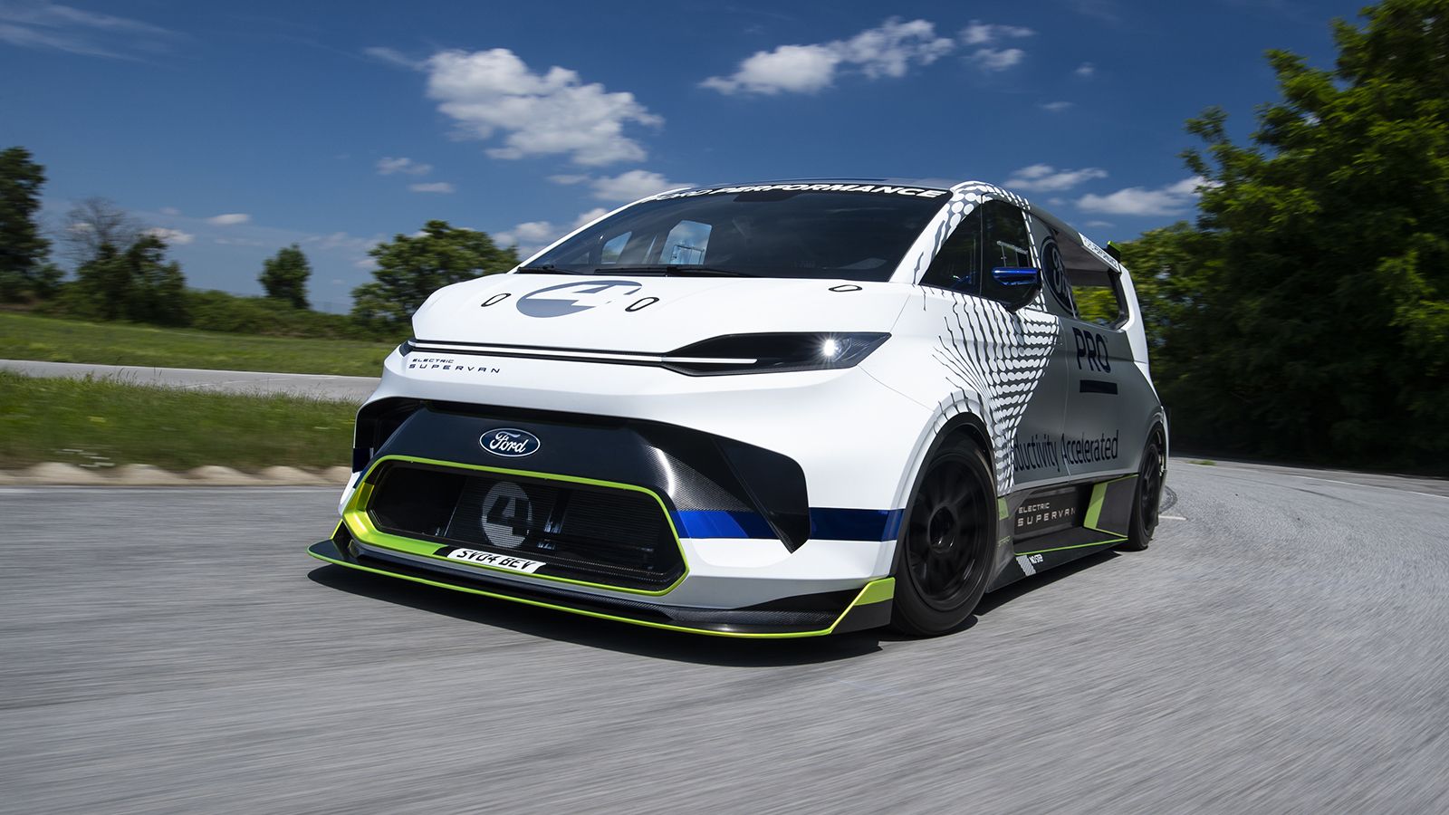 Το ταχύτερο Transit ever, είναι το Ford Pro Electric SuperVan που κάνει το 0-100 χλμ./ώρα σε λιγότερο από 2 δλ.