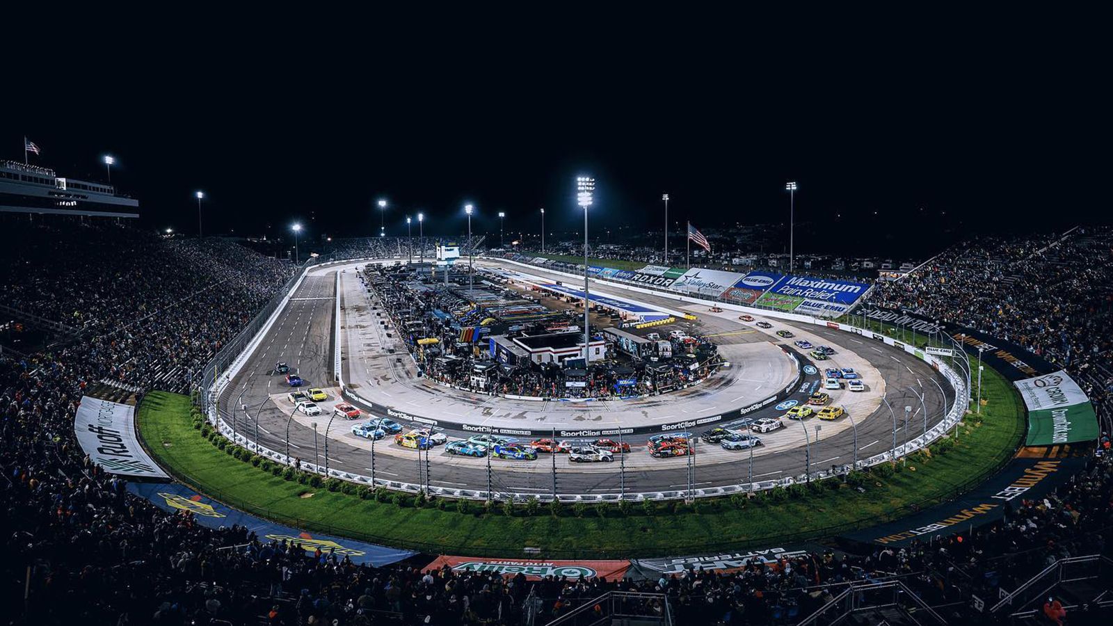 Στιγμιότυπο από τον αγώνα στην πίστα «Martinsville Speedway».