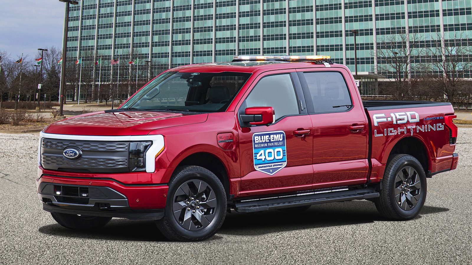 Το Ford F-150 Lightning ως «pace car» του πρωταθλήματος NASCAR στην πίστα αγώνων «Martinsville Speedway» της Βιρτζίνια.