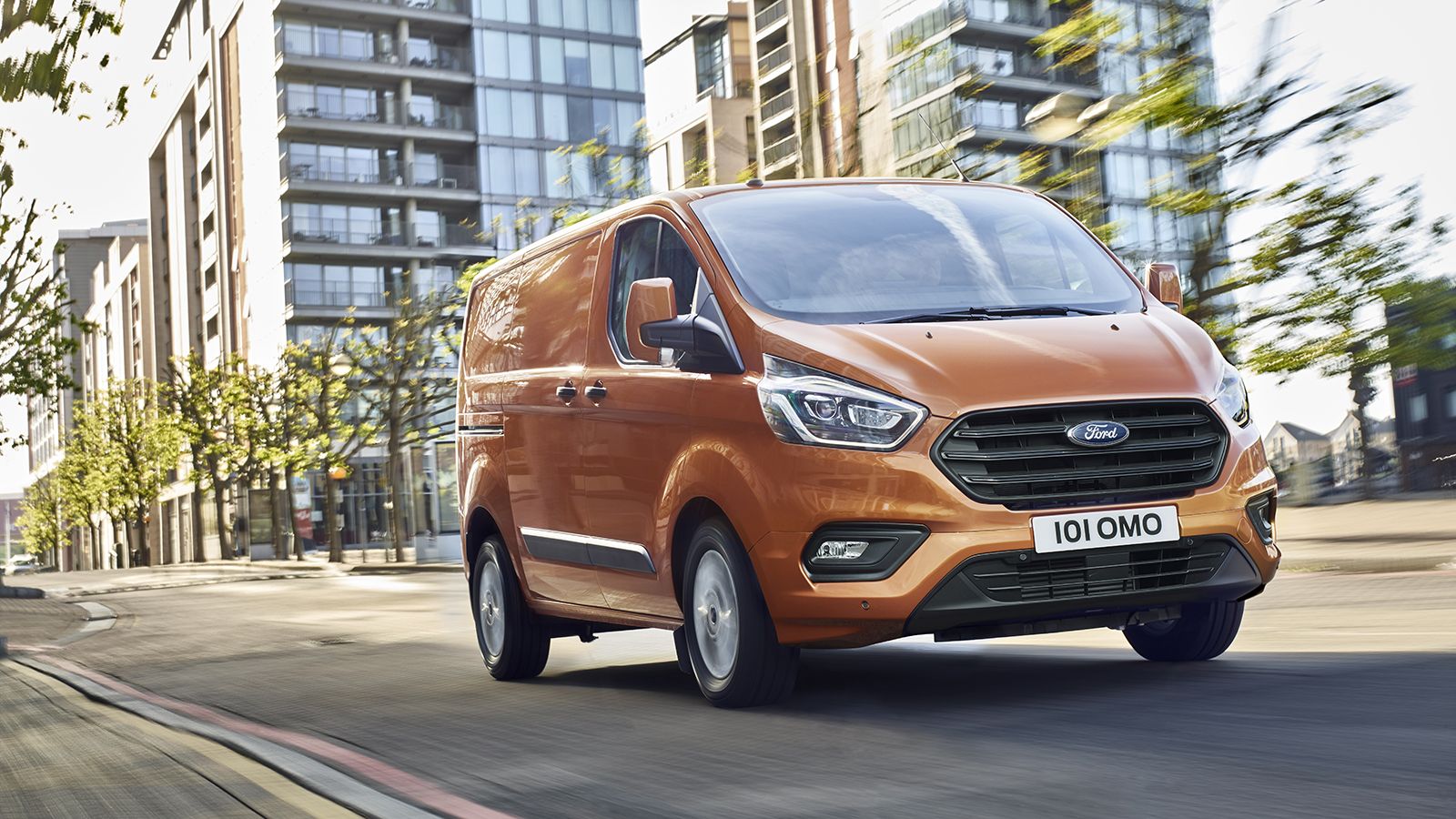 Τέσσερις επιλογές diesel (105-185 hp) και plug-in hybrid έκδοση αυτονομίας 500 χλμ. για το Transit Custom.
