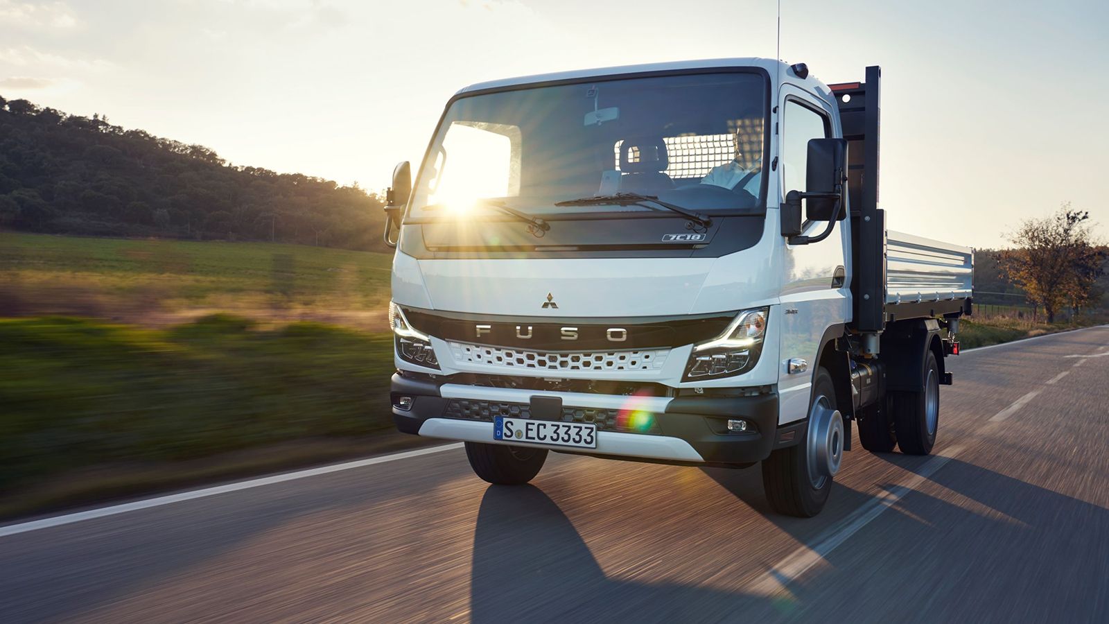 Πιο ασφαλές και άνετο, συνεχίζει την εμπορική του καριέρα το FUSO Canter, με το νέο ελαφρύ ιαπωνικό φορτηγό να διαθέτει ακόμα ραφιναρισμένη εμφάνιση κ