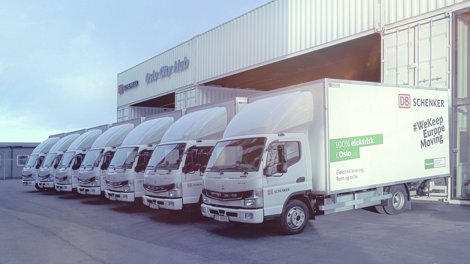 Τα νέα FUSO eCanter παραταγμένα έξω από το κέντρο logistics «Oslo City Hub» της DB Schenker.