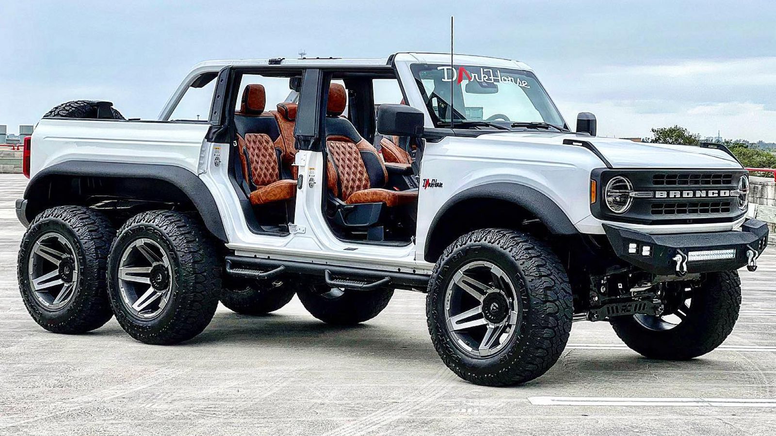 Το πρώτο Ford Bronco 6x6 του κόσμου ακούει στο όνομα «Dark Horse» και είναι δημιούργημα των Αμερικάνων βελτιωτών της Apocalypse Manufacturing.
