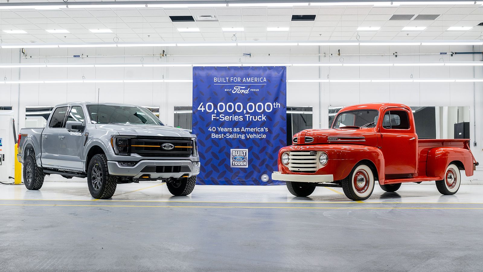 Ένα Ford F-1 του 1950 πλάι στον «απόγονό» του, ένα πολύ σημαντικό Ford F-150 του 2022.